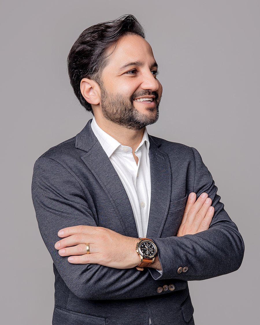 Dr. Cleber Vieira, cirurgião plástico